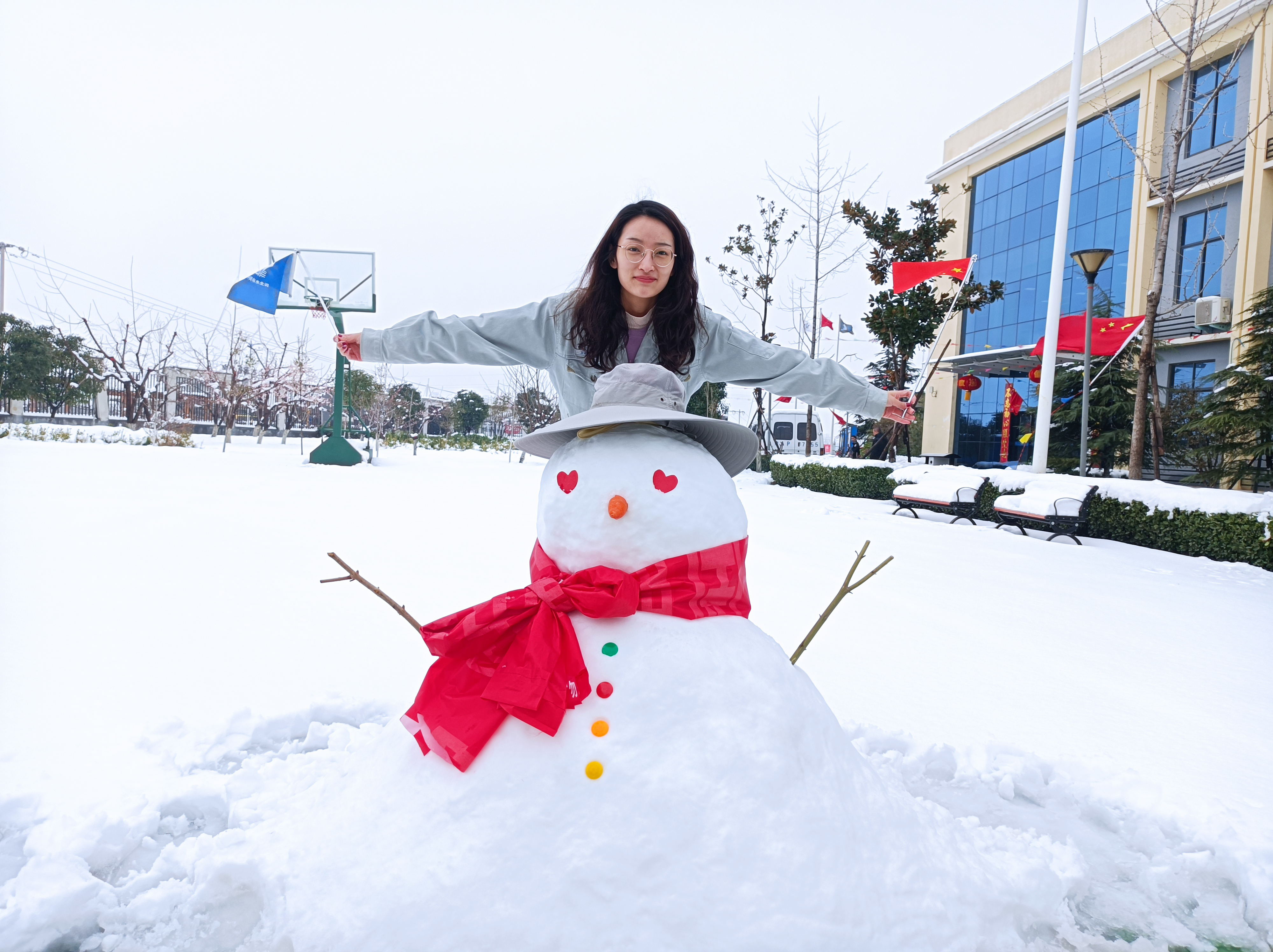 可爱的美女和雪人