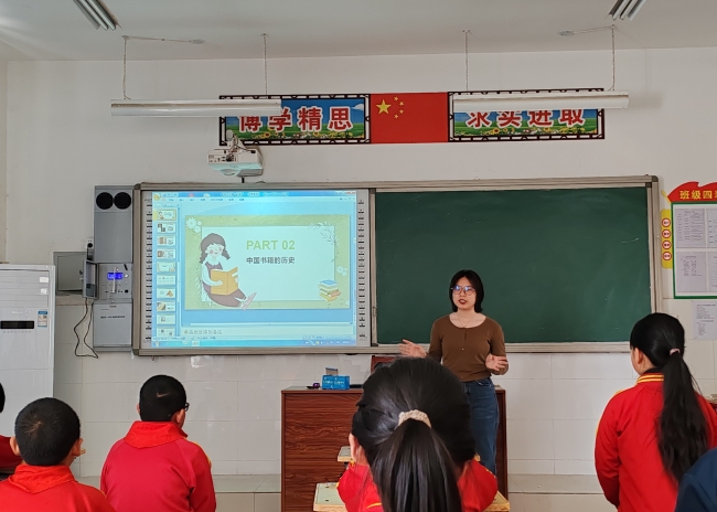 向孩子们讲述书籍演变的历史