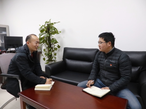 党员之间敞开心扉相互交谈