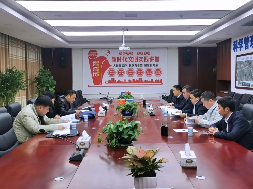 验收组正在审核文明创建材料
