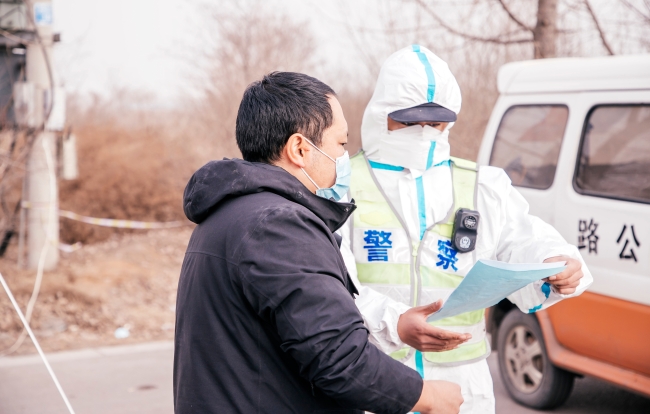 第二关县界防疫检查站：检查通行证、核实身份