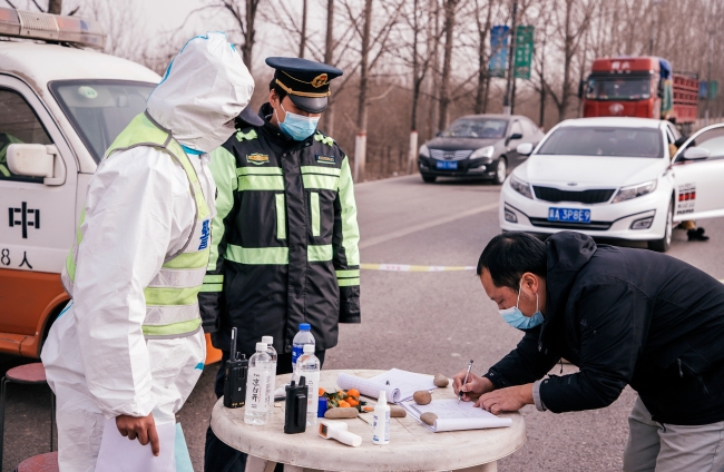 第二关县界防疫检查站：现场登记