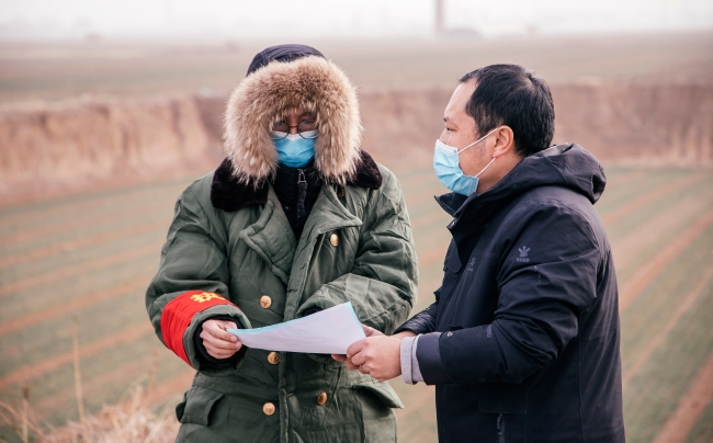 第三关县界防疫检查站：查看通行证、核实身份