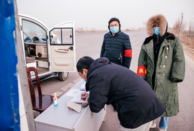 第三关县界防疫检查站：登记、测体温