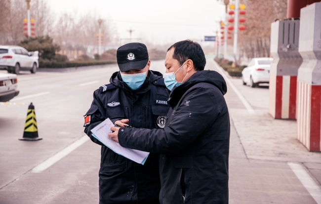 第一关元氏县城防疫检查站：查看通行证 (1)