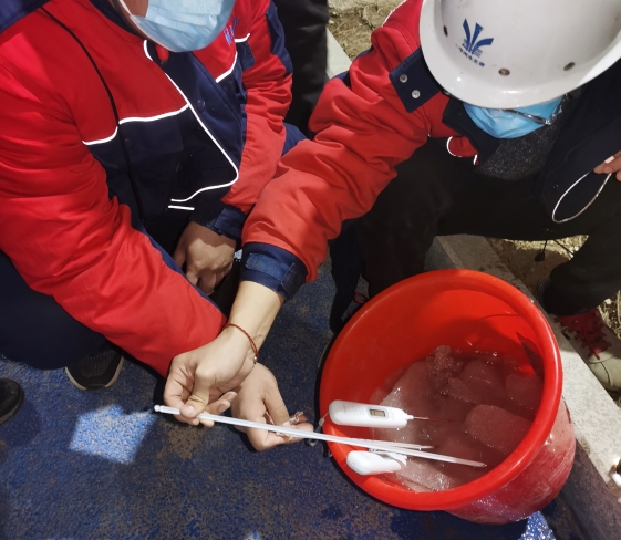 用冰水混合物校准温度计
