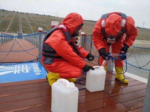疫情期间水质专员采集水样