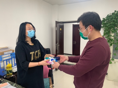 军嫂程璐为职工发放生活用品