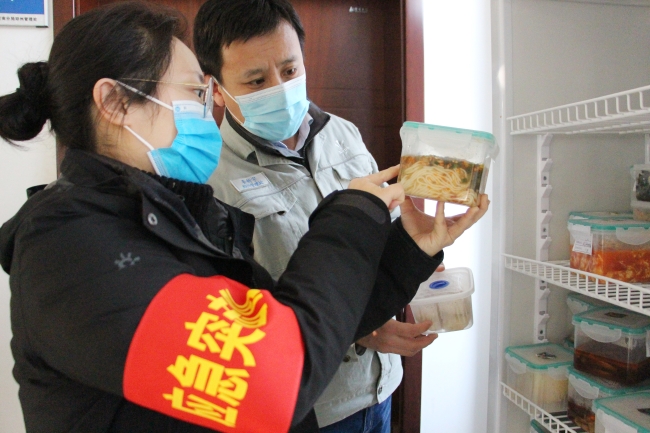 应急突击队成员检查食品防疫安全