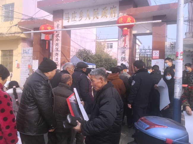 在集镇发放宣传挂历