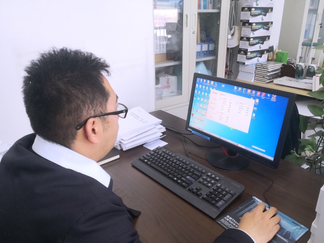 现场检查电脑办公情况