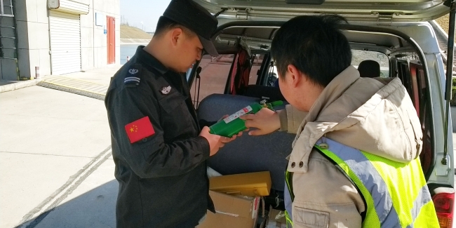 安保人员现场检查车辆安全防护设施和消防器材