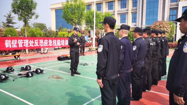 教官讲授反恐应急技能