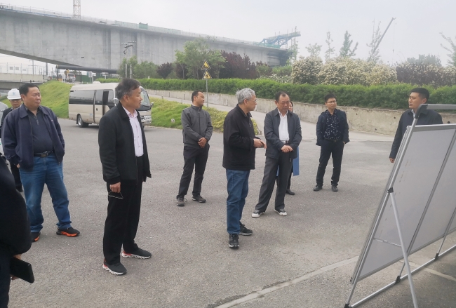 验收工作组查看现场