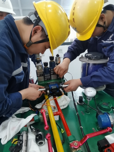 维护液压启闭机换向阀