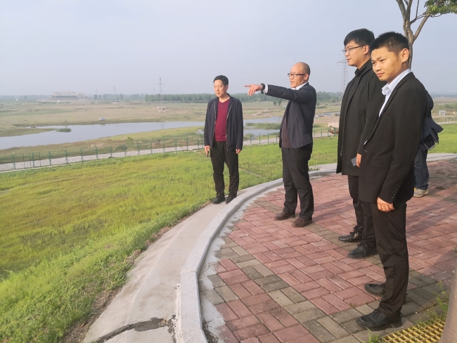 与地方同志交流北汝河防汛备汛情况