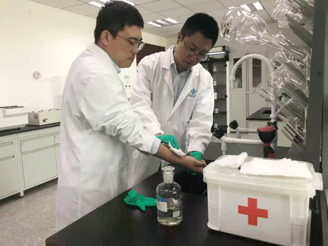 救护保障组处理受伤人员灼伤部位