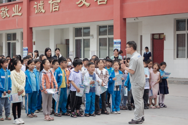 安全宣传员在土高小学提问学生