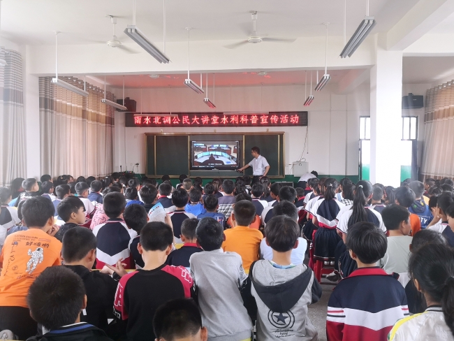 学生们认真观看智慧中线宣传片