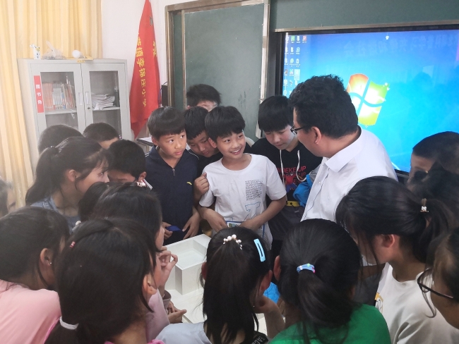为小朋友们认真解答科学问题