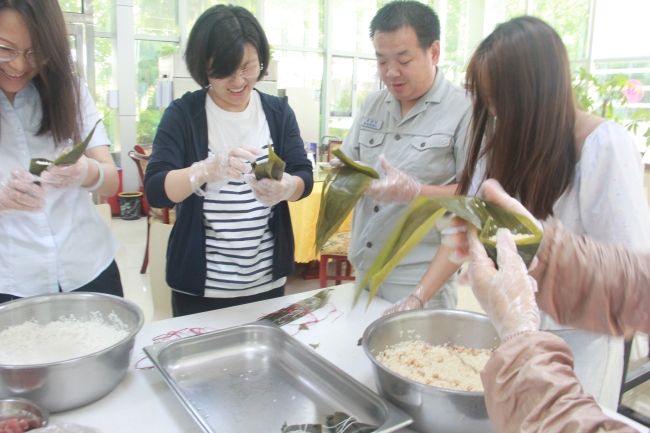 活动现场欢声笑语热火朝天