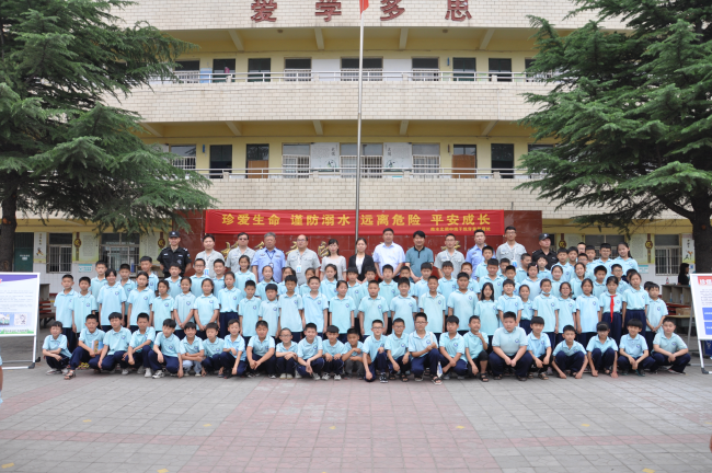 同王村三小师生合影留念
