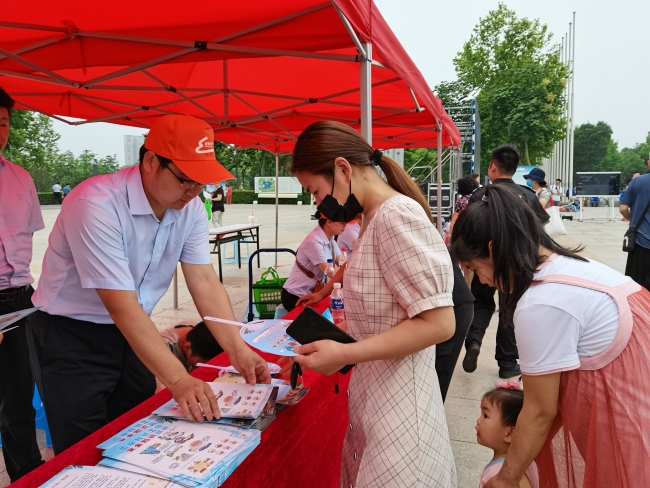 安全专员为市民发放宣传页