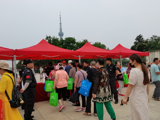 人头攒动的活动现场