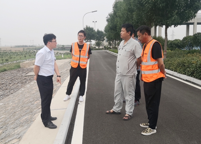 验收组成员查看工程实体质量1