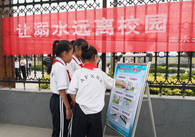 学生查看宣传展板