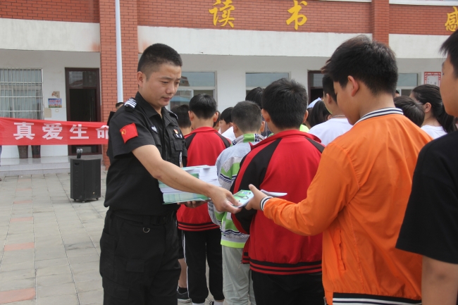 为学生们发放宣传册