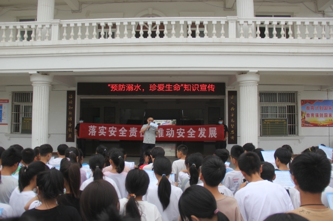 为学生们讲解防溺亡安全教育知识