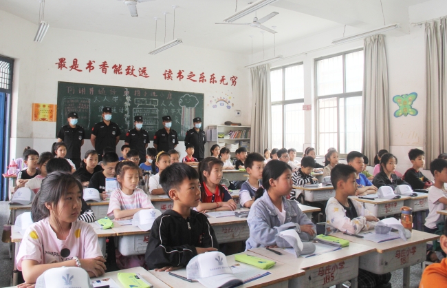 认真听讲的同学们