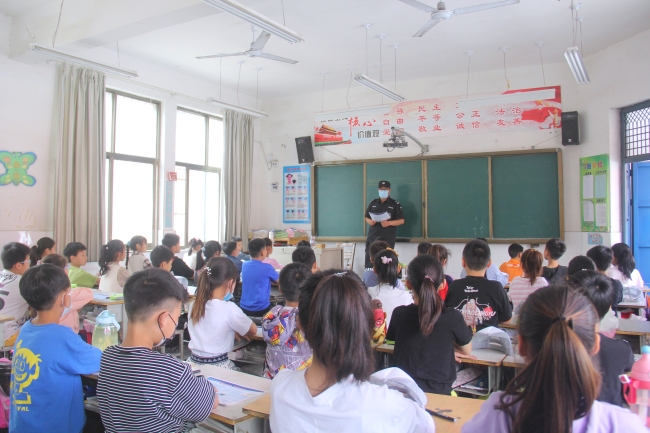 宣讲人员在马庄小学讲解防溺亡知识