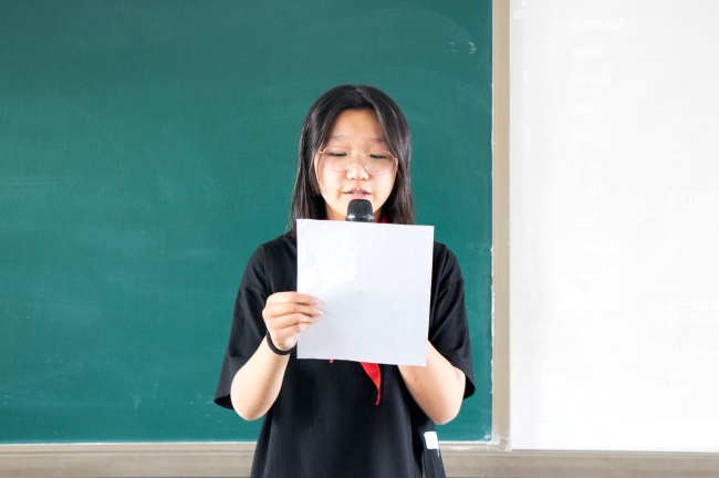 学生代表宣读防溺水倡议书