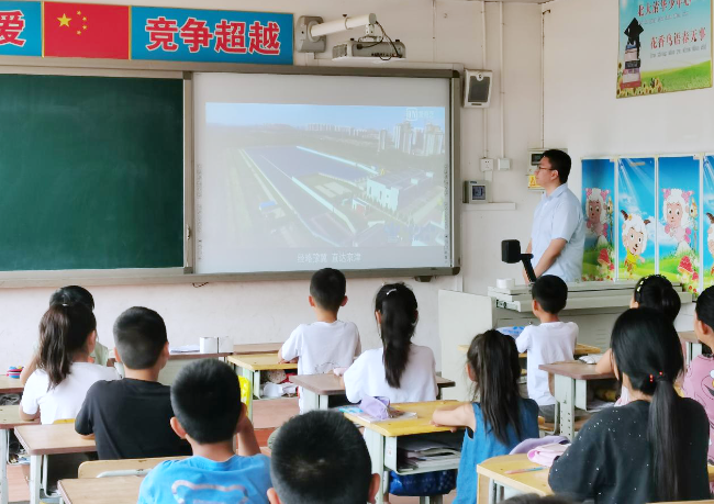 讲师为学生们讲解安全知识