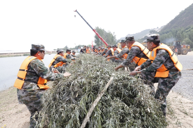 捆柳石枕进行边坡坍塌防护