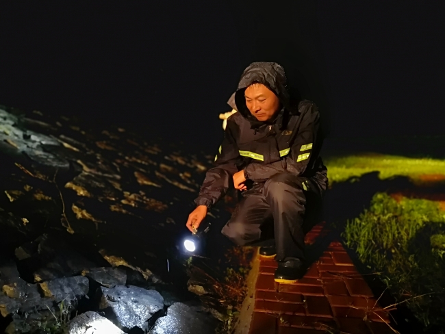 王志强等深夜排查尉公庄北沟高填方边坡有无渗水