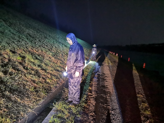 杨永国等深夜巡视韩庄西沟排水倒虹吸排水沟淤堵情况