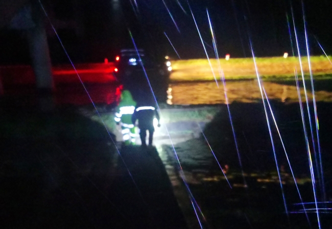 20210712唐县管理处职工冒雨检查三级马道情况