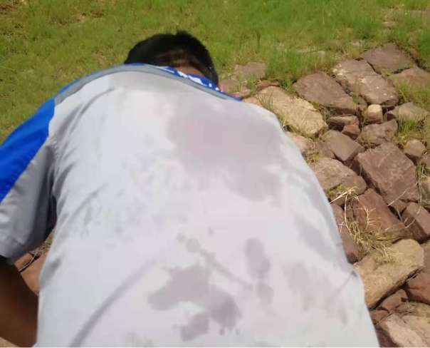 巡查人员的衣服被汗水浸湿