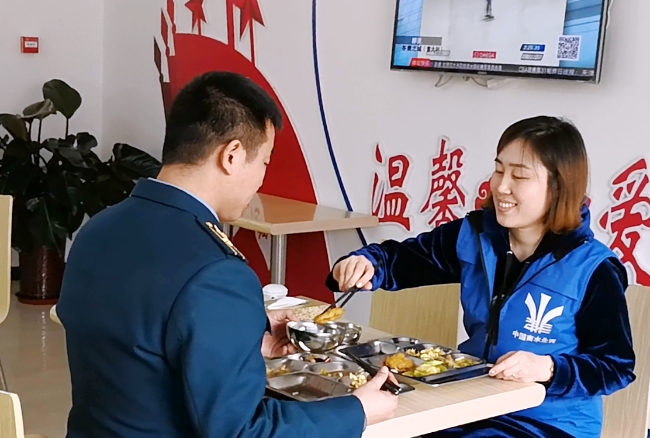 在管理处吃一顿团圆年饭