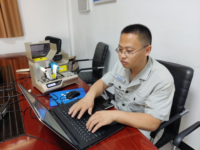 王守卫在现场制作电缆标牌