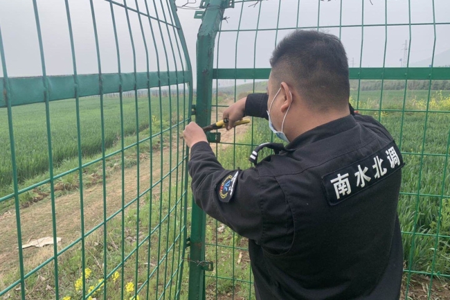 安保人员正在加固隔离网