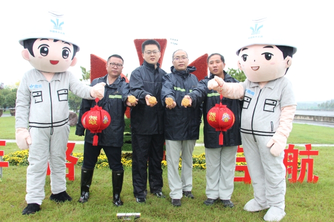 党员攻坚突击队雨中合影向大家送上祝福