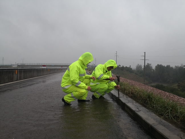 雨中巡查处理积水