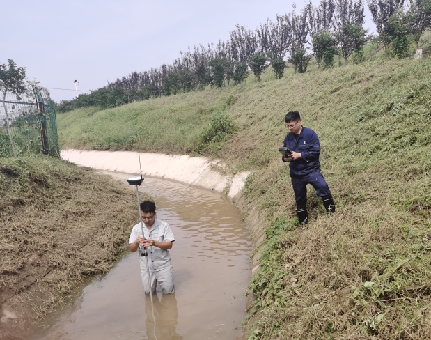 李明阳正在测量底板高程