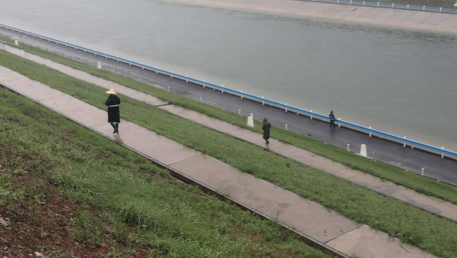 中秋节雨中巡查