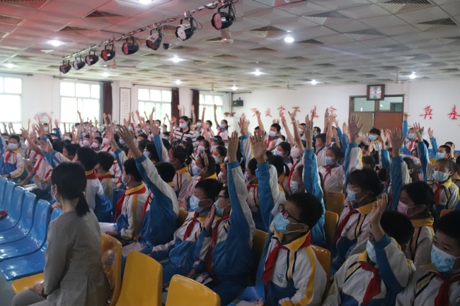 学生积极回答问题