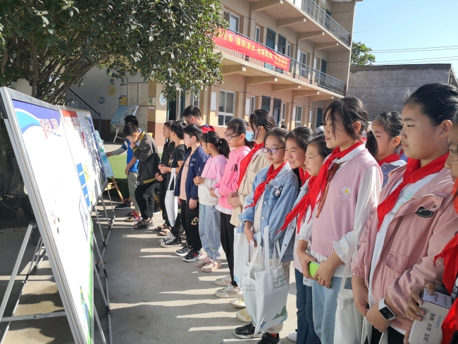 参观展板